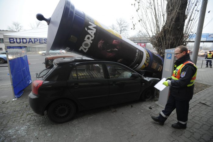Fotókon a Váci úti halálos baleset 1 | Vezess Budapest, 2016. december 19. Rendõr helyszínel Budapesten, a Váci úton, ahol egy személygépkocsi egy másik autóval ütközött, majd egy hirdetõoszlopnak csapódott 2016. december 19-én. A gépkocsi vezetõje még az elõtt meghalt, mielõtt a baleset bekövetkezett. MTI Fotó: Mihádák Zoltán