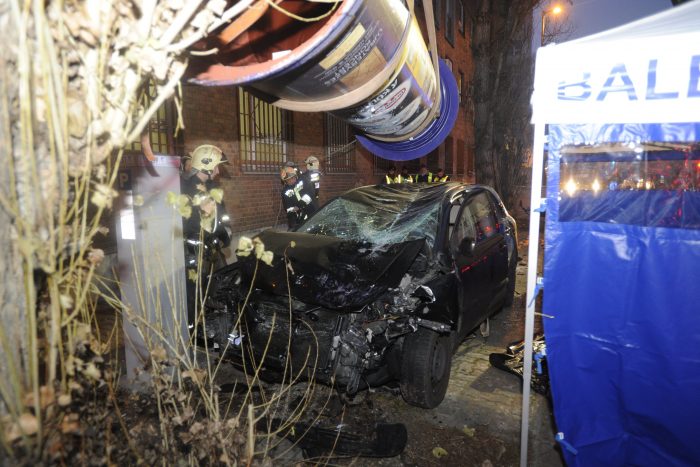 Fotókon a Váci úti halálos baleset 2 | Vezess Budapest, 2016. december 19. Tûzoltók Budapesten, a Váci úton, ahol egy személygépkocsi egy másik autóval ütközött, majd egy hirdetõoszlopnak csapódott 2016. december 19-én. A gépkocsi vezetõje még az elõtt meghalt, mielõtt a baleset bekövetkezett. MTI Fotó: Mihádák Zoltán