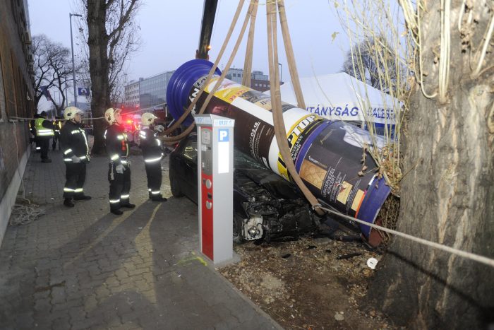 Fotókon a Váci úti halálos baleset 3 | Vezess Budapest, 2016. december 19. Tûzoltók Budapesten, a Váci úton, ahol egy személygépkocsi egy másik autóval ütközött, majd egy hirdetõoszlopnak csapódott 2016. december 19-én. A gépkocsi vezetõje még az elõtt meghalt, mielõtt a baleset bekövetkezett. MTI Fotó: Mihádák Zoltán