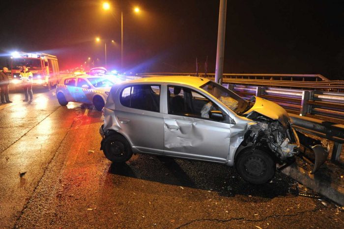 Fotók az M5-ösön történt tömegbalesetről 3 Budapest, 2016. december 24. Sérült autó M5-ös autópálya fõvárosból kivezetõ szakaszán, miután tizenhárom személygépkocsi csúszott egymásba az autópiacnál lévõ felüljárón 2016. december 23-án. A balesetben ketten könnyebben megsérültek. MTI Fotó: Mihádák Zoltán