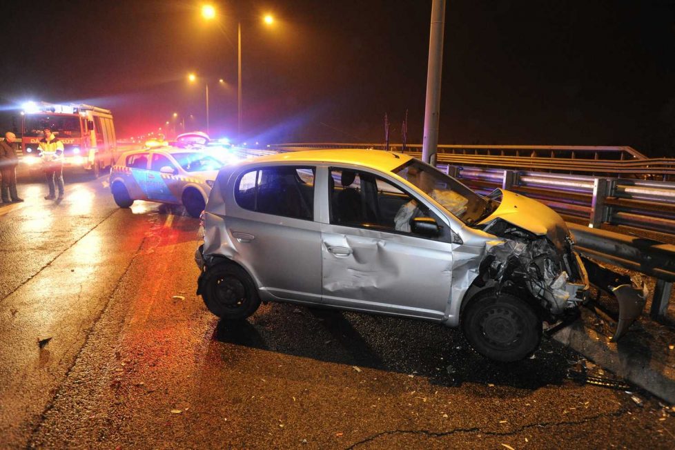 Fotók az M5-ösön történt tömegbalesetről 3 Budapest, 2016. december 24. Sérült autó M5-ös autópálya fõvárosból kivezetõ szakaszán, miután tizenhárom személygépkocsi csúszott egymásba az autópiacnál lévõ felüljárón 2016. december 23-án. A balesetben ketten könnyebben megsérültek. MTI Fotó: Mihádák Zoltán