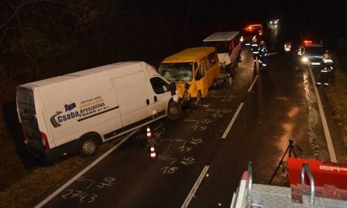 Furgonok ütköztek frontálisan – képek