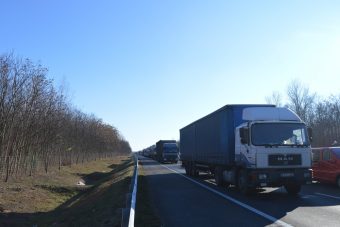 Gigadugó van az M5-ösön, aki tudja, kerülje el!