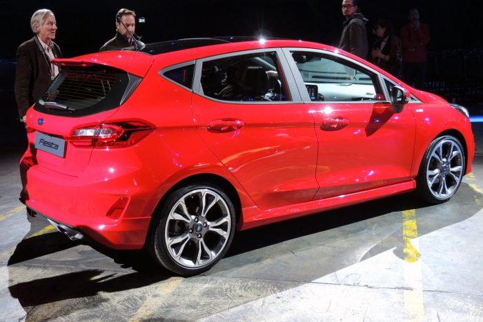 Beültünk az új Ford Fiestába 7 Olyan a biztonsági öv csatjának kialakítása, hogy ütközés esetén megakadályozza az öv vízszintes szárának csúszását, így nincs szükség a vezetőoldali térdlégzsákra