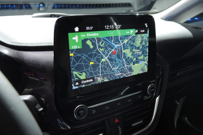 Beültünk az új Ford Fiestába 5 Az érintőképernyő kétujjas csippentés és végigsimításos mozdulatokkal is kezelhető.