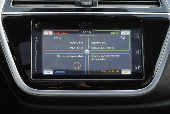 Habzsol a Suzuki csúcsmodellje 70 Bluetoothon keresztül kihangosítóként használható a fedélzeti elektronika. Kábellel bizonyos esetben tükrözhetők a mobil funkciói is