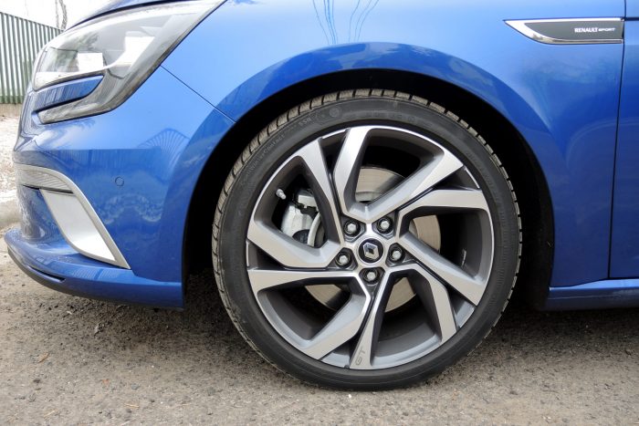 Renault, amit mindenki szeretne 1 Alapesetben 205/50 R17-es abroncsok vannak a GT-n, felárért kerültek fel a 225/40 R 18 -as kerekek