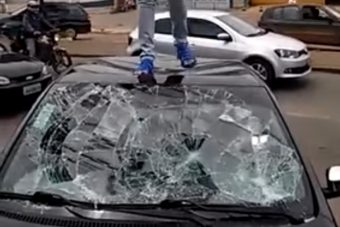 Videón, ahogy egy kismama szétveri férje autóját