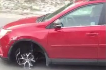 Nem zavarta a nőt, hogy nincs felni a kocsi alatt