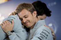 F1: Rosberg átvette a bajnoki kupát – videó 20