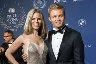 F1: Rosberg átvette a bajnoki kupát – videó 26