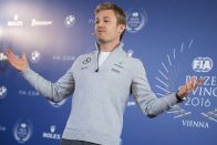 F1: Rosberg átvette a bajnoki kupát – videó 2