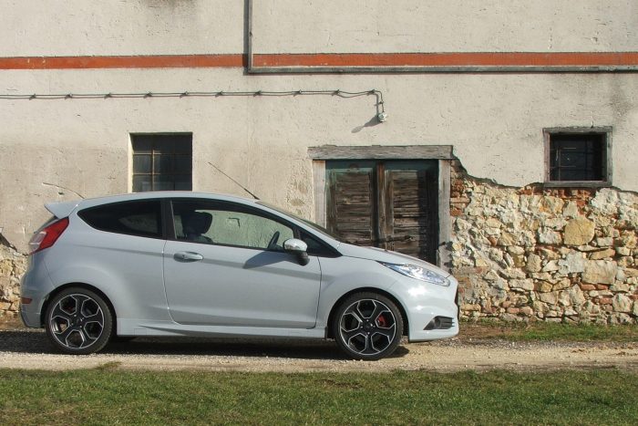 Fiesta ST200 – Kihozza belőled az állatot 2 Idén 40 éves a Ford Fiesta. Az ST200 a hab a szülinapi tortán