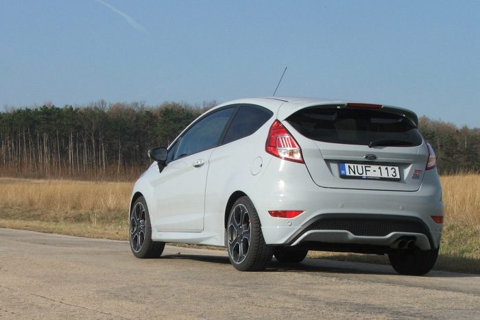 Fiesta ST200 – Kihozza belőled az állatot 5 Rossz úton nagyon cibálják a nyomvályúk a kormányt, de ha sima az aszfalt, miénk a világ