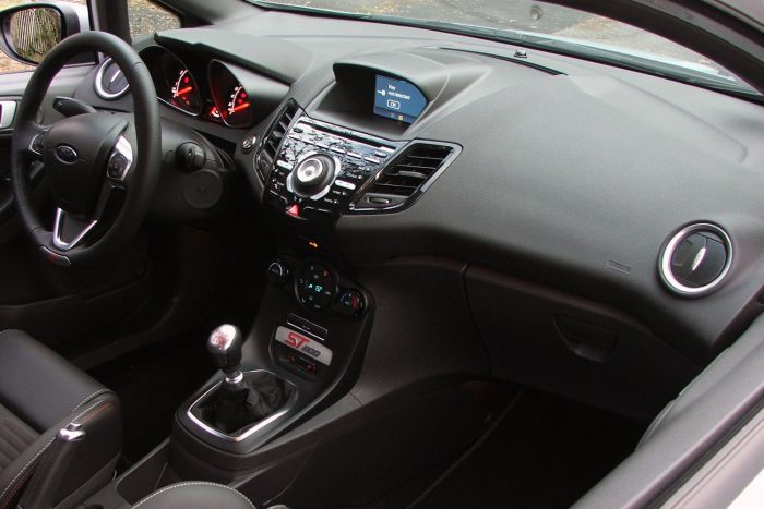 Fiesta ST200 – Kihozza belőled az állatot 3 Nagyjából 30 gomb van a középkonzolon, de rövid beszokással használható az egész. A kis képernyőn látszik az autó kora, a FIesta 2008 óta van piacon