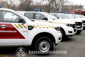 Százmilliós autóadomány a katasztrófavédőknek