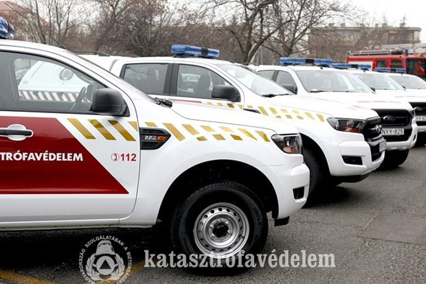 Százmilliós autóadomány a katasztrófavédőknek