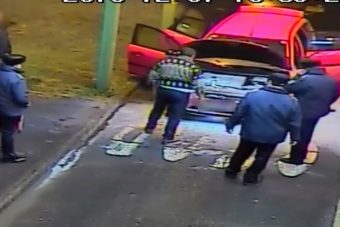 Kigyulladt egy autó a magyar határon - fotók