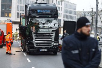 A balesetmegelőző fékezte le a berlini kamiont 