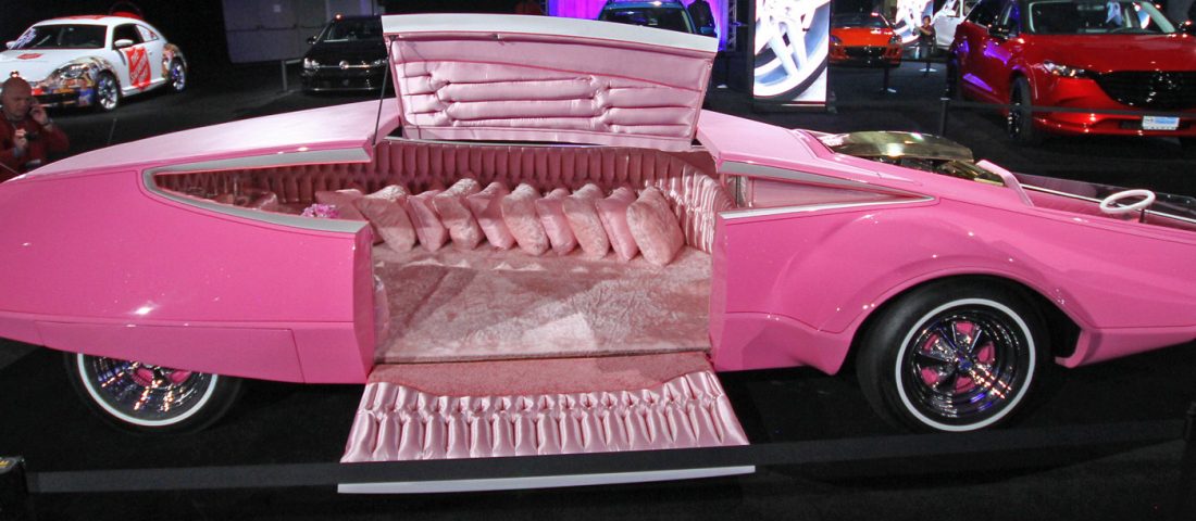 Rózsaszín szőr, selyempárnák és arany