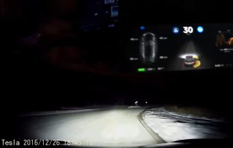 Hóban is kiválóan működik a Tesla önvezető rendszere
