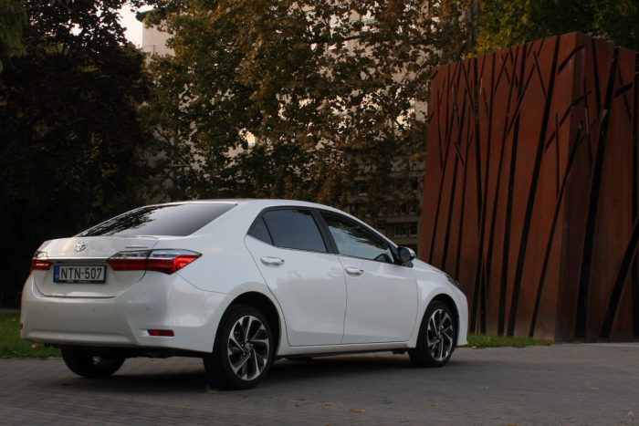 Mit tudhat egy Toyota Corolla, amit a többiek nem? 73 Átlagos közlekedéshez elég 7 liter benzin szzon, atank jó nagy, 55 literes