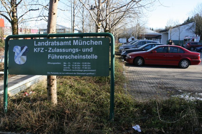 A németországi használtautó-vásárlás 10 pontja 18 Minden költséggel előre kalkuláljunk! A 160-200 eurós exportrendszámot csak az okmányirodák (Zulassungstelle) nyitvatartási idejében lehet kiváltani, adott esetben ott kell aludni a másnapi nyitáshoz