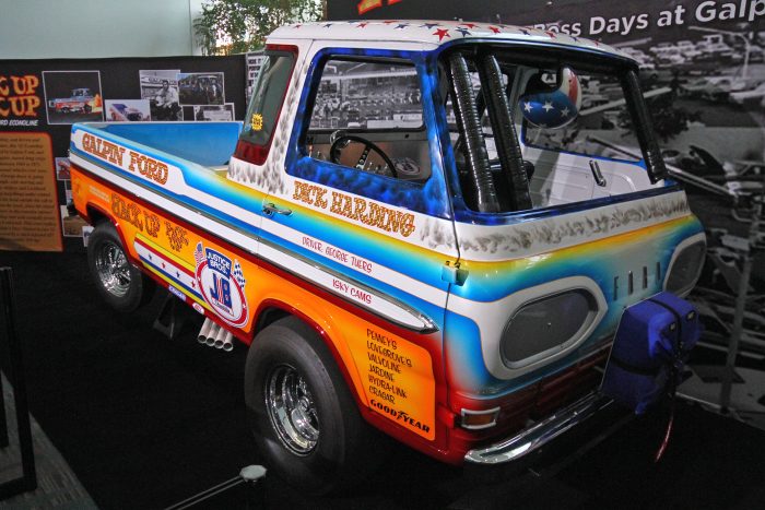 Rózsaszín szőr, selyempárnák és arany 94 1965-ös Econoline pickup, egyedi menetiránnyal