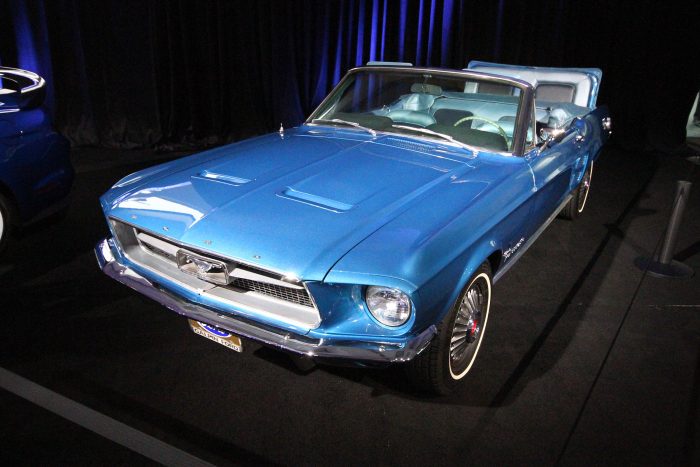 Rózsaszín szőr, selyempárnák és arany 101 Csinos Ford Mustang, az indokoltnál több üléssel