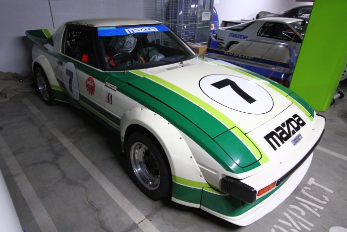 Pincében szomorkodó ritka Mazdák 99 1979-es Daytona RX-7-es, 1146 köbcentis, 265 lóerős motor ral