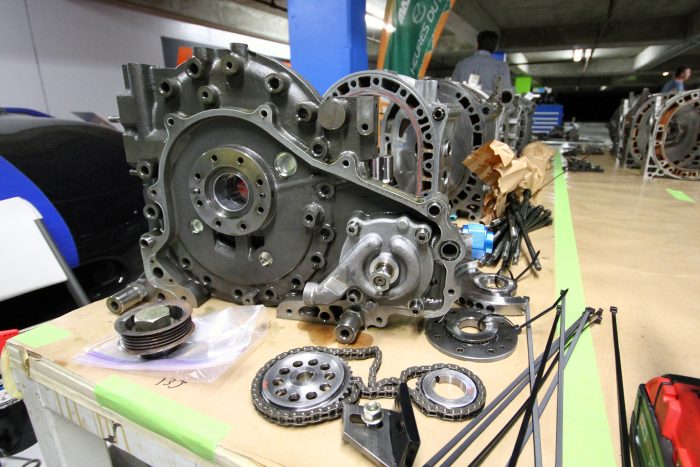Pincében szomorkodó ritka Mazdák 102 Bolygótárcsás motor darabokban. Nem sokáig lesz így, dolgoznak rajta