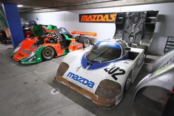 Pincében szomorkodó ritka Mazdák