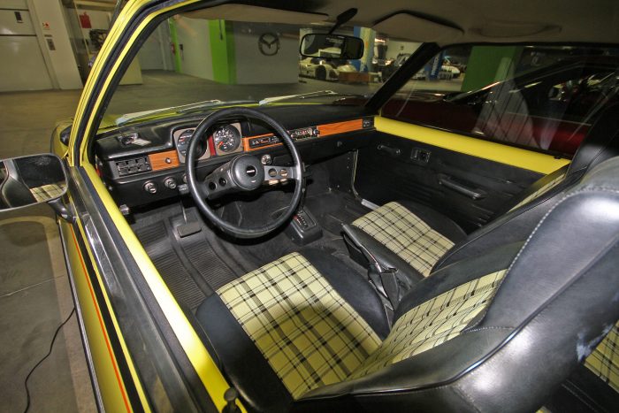Pincében szomorkodó ritka Mazdák 108 A Golf GTI is hasonló kockás kárpittal volt menő