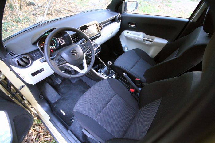 Felejts el mindent, amit eddig a Suzuki Ignisről gondoltál! 88 A kétszínű belsőt narancs vagy titán színű betétek dobják fel