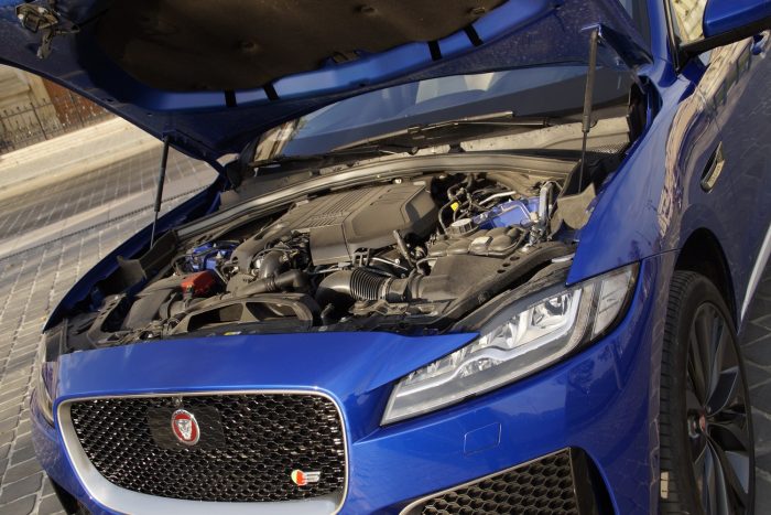 Oroszlánszívű Jaguar, kicsit molyrágta belsővel 96 Háromliteres V6-os, elképesztő vehemenciával húzza a nagy bódét