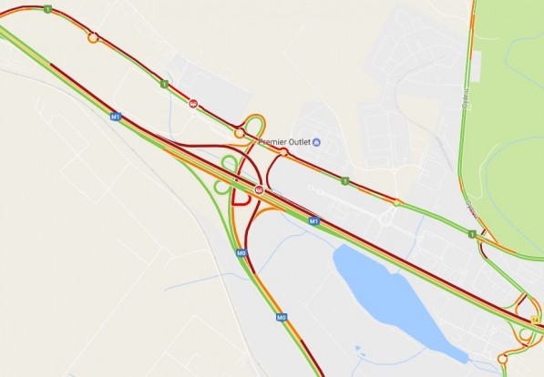 Hatalmas dugó az M1-esen, autószállító ütközött 1 | Vezess Képkivágás