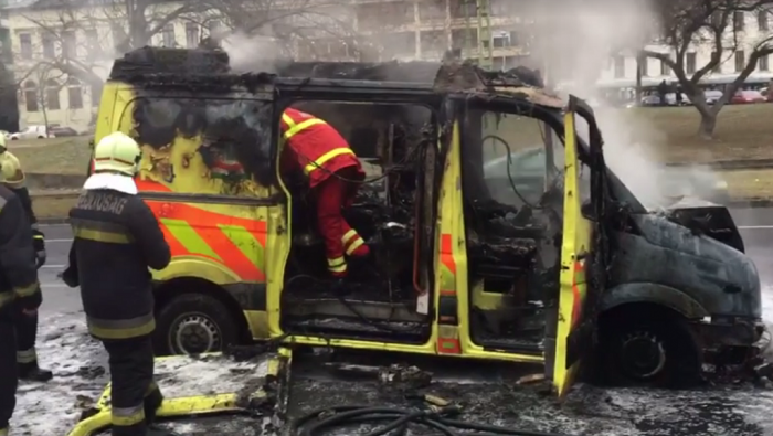 Robbant és kigyulladt egy mentőautó Budán – fotó 1 | Vezess kiegett-mento-1024x578