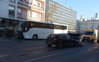 Turistabusz tarolt Győrben - képek