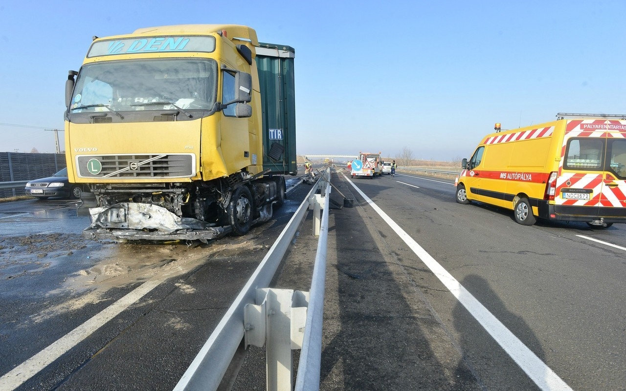 Képeken az M5-ösön történt kamionos baleset 5