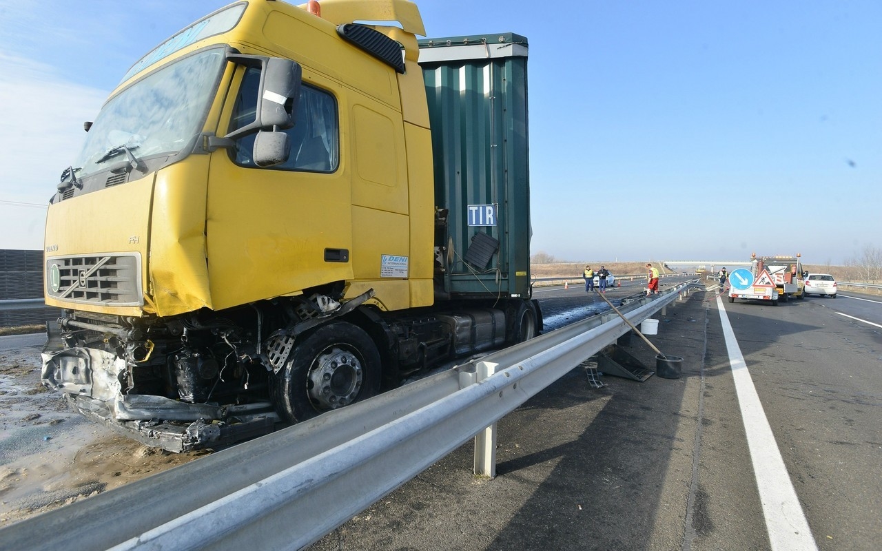 Képeken az M5-ösön történt kamionos baleset 7