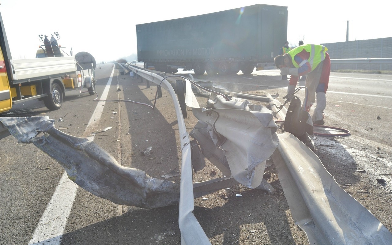 Képeken az M5-ösön történt kamionos baleset 1