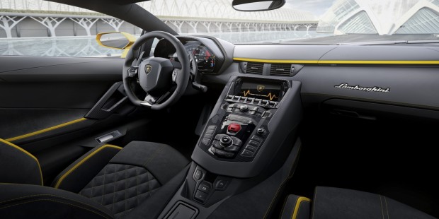 Még tökéletesebb lett a Lamborghini Aventador 3 A rendelkezésre álló üzemmódok között megjelent az EGO, amiben a másik három (utcai, sport, verseny) opciókon túl számos lehetőség közül választhat a pilóta. Alapáras az Apple CarPlay integráció, a vezetői környezet testre szabható, opcióként teljes telemetriai berendezés is kérhető.