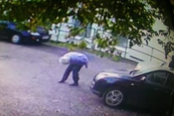 Aljas módszerrel lopta el egy idős nő autóját