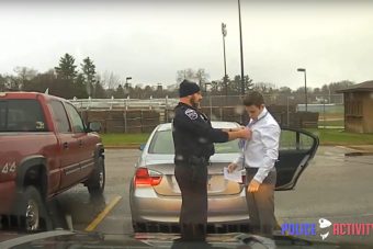 A rendőr megbüntette, aztán segített a BMW-snek