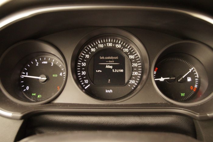 Melyik Mégane jobb: a drága benzines vagy a fapados dízel? 112 Egyszerűségében szép az alapmodell műszeregysége. A pillanatnyi sebesség megjeleníthető számjegyekkel is középen