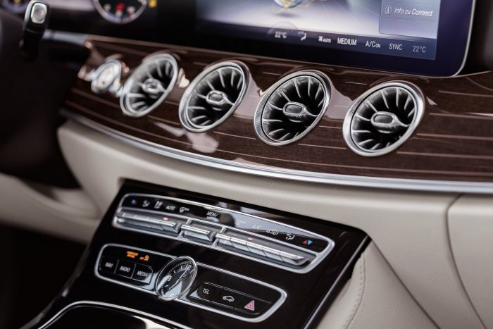 Megérkezett a Mercedes E-osztály legkecsesebb típusa 4 Ahogy a Mercedes szerint a hátsó lámpatest burájának a kialakítása az utánégető izzását idézi, úgy hasonlítanak gázturbinákra a légbeömlő rostélyok.