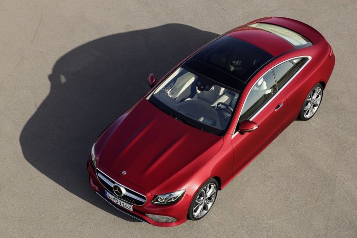 Megérkezett a Mercedes E-osztály legkecsesebb típusa 11 Minden kivitelen alapfelszerelés a kilencfokozatú automata váltó.