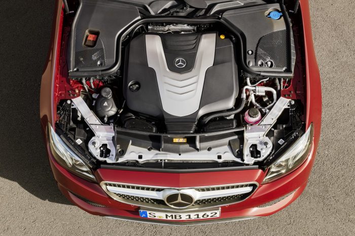 Megérkezett a Mercedes E-osztály legkecsesebb típusa 8 Kezdetben egy dízel és három benzinmotor lesz 184-333 lóerővel. Később további motorok is érkeznek, és less majd összkerékhajtás is.