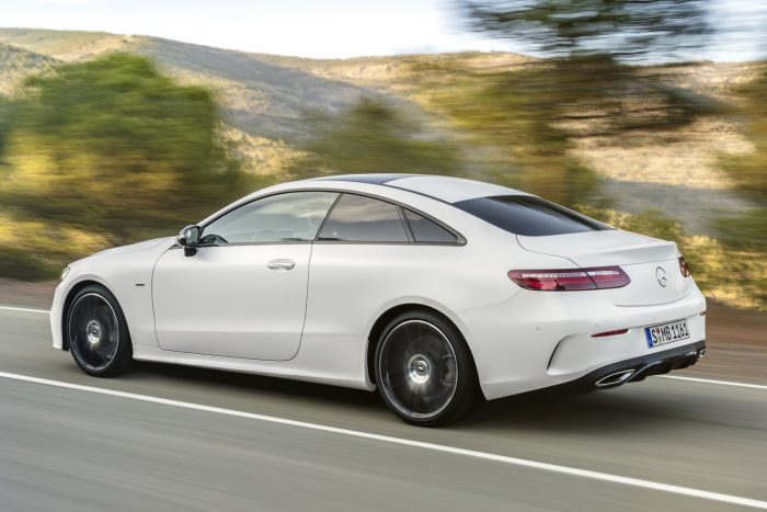 Megérkezett a Mercedes E-osztály legkecsesebb típusa 2 Bevált megoldás: négy, keret nélküli oldalablak, B-oszlop nincs. Világújdonság az érkező gazdit köszöntő zárófény: a központi zár nyitásakor a LED-es hátsó lámpán belülről kifelé fut végig egy fény, záráskor meg pont fordítva, kívülről befelé. Elöl megmaradt a kék üvegszálas üdvözlő funkció.
