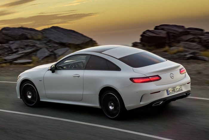 Megérkezett a Mercedes E-osztály legkecsesebb típusa 15 Már a belépő infotainment rendszer is internet-képes, ha a telefonunk bírja a forgalmazást. A korábban cask fejlettebb rendszerekhez kínált valós idejű forgalominformációs funkció szintén leszivárgott az alapkiépítésbe.